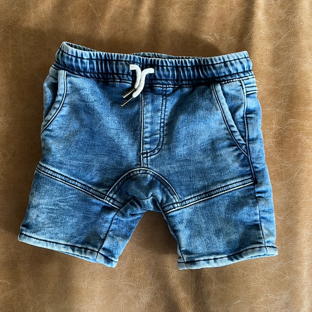 Boys pull on stretchy denim shorts. Size 6
